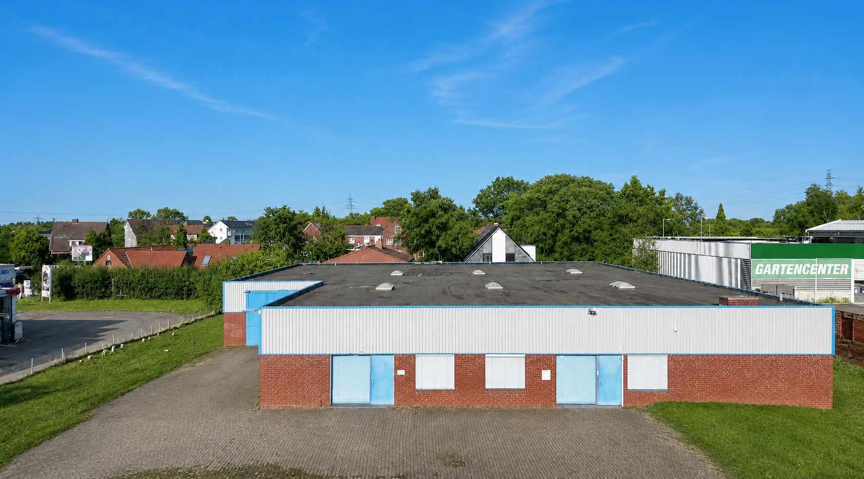 Bestehende Gewerbehalle auf dem Grundstück